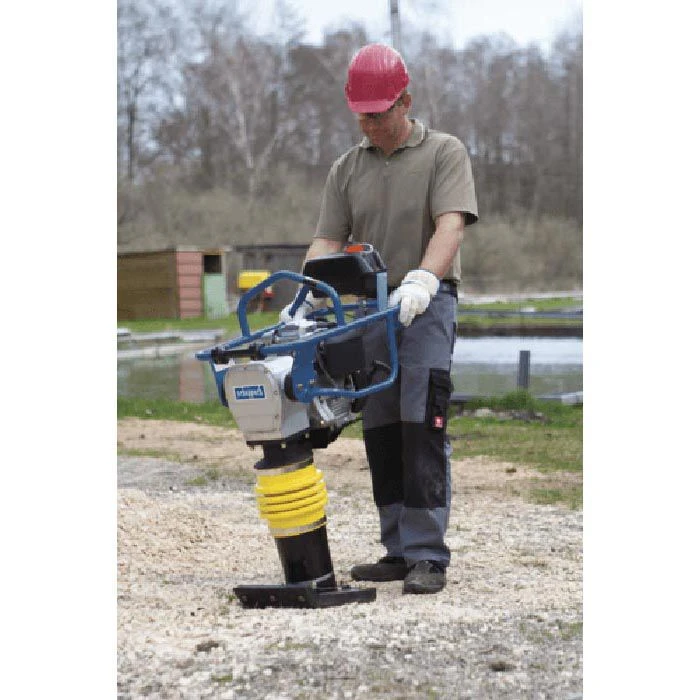 Scheppach Vibrationsstampfer VS1000, Benzin, 10 KN Verdichtungsdruck, 80 Kg, Inkl. Fahrwerk 7 Scheppach Vibrationsstampfer VS1000, Benzin, 10 KN Verdichtungsdruck, 80 Kg, Inkl. Fahrwerk – Bild 5